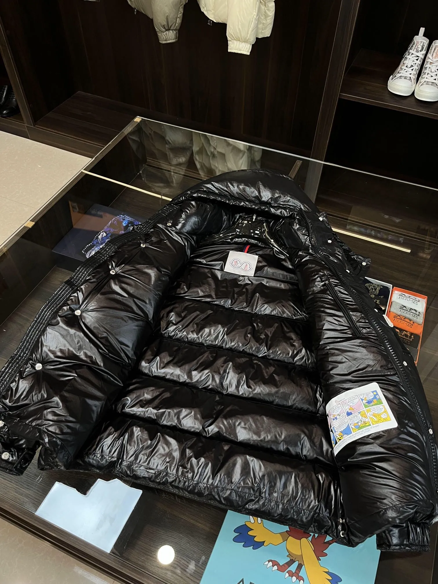 P390 Moncler/ 2026 70 、 。 DNA ， ， 。 Classic ， 、 。 Classic 70 。 Quality， 90 ，Premium Quality ， ，Black ！ Sizes M-3XL